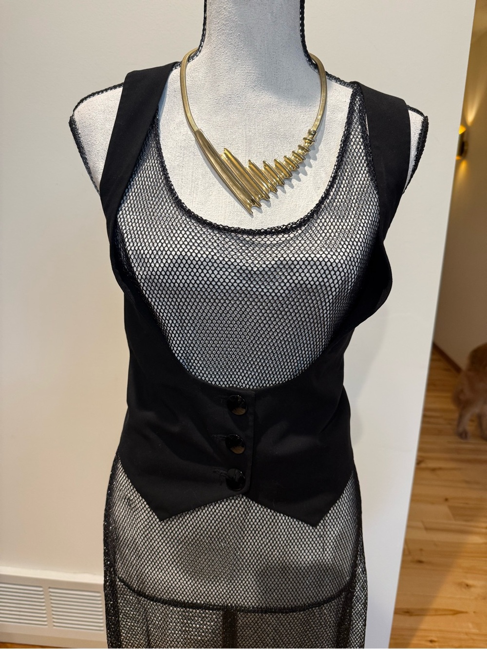 Victor -Harness like black vest cropped with Button Front - Picture 5 of 6